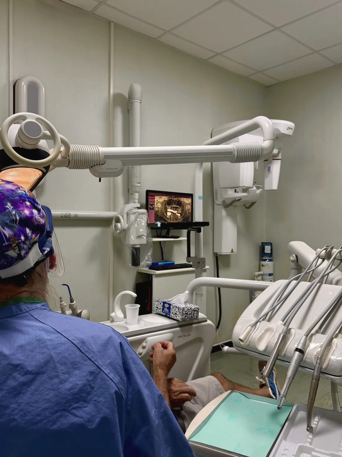 Una paziente guarda la sua radiografia panoramica sul monitor, accanto alla dottoressa